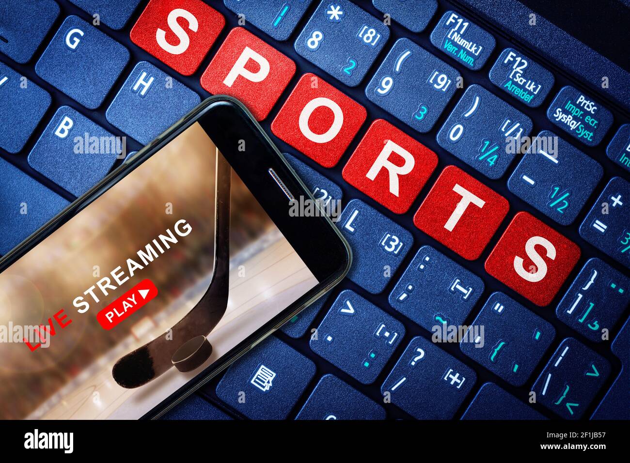 Sport Live-Streaming-Konzept zeigt Eishockey-Spiel auf dem Smartphone mit Laptop High-Tech-Hintergrund ausgestrahlt. Zugriff auf digitale On-Demand-Inhalte i Stockfoto