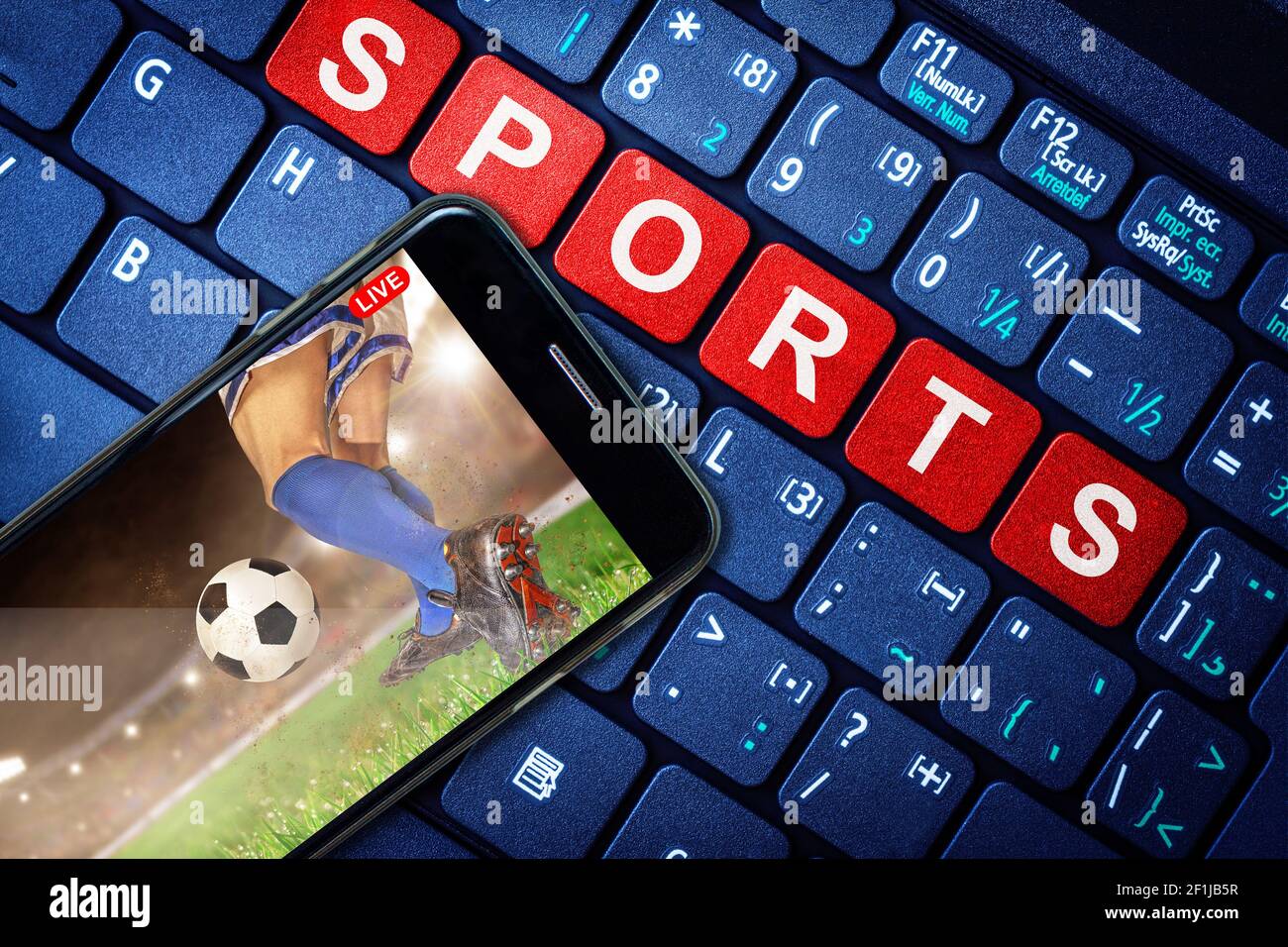 Sport Live-Streaming-Konzept zeigt Fußball oder Fußballspiel Übertragung auf Smartphone mit Laptop High-Tech-Hintergrund. Verfügbar auf Abruf digital Stockfoto