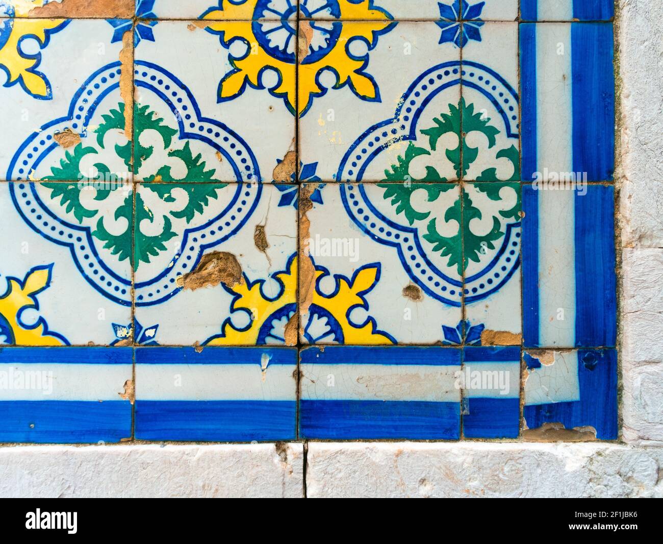 Detail einer mit Azulejo bedeckten Wand, einem typischen Ornament der portugiesischen Architektur Stockfoto