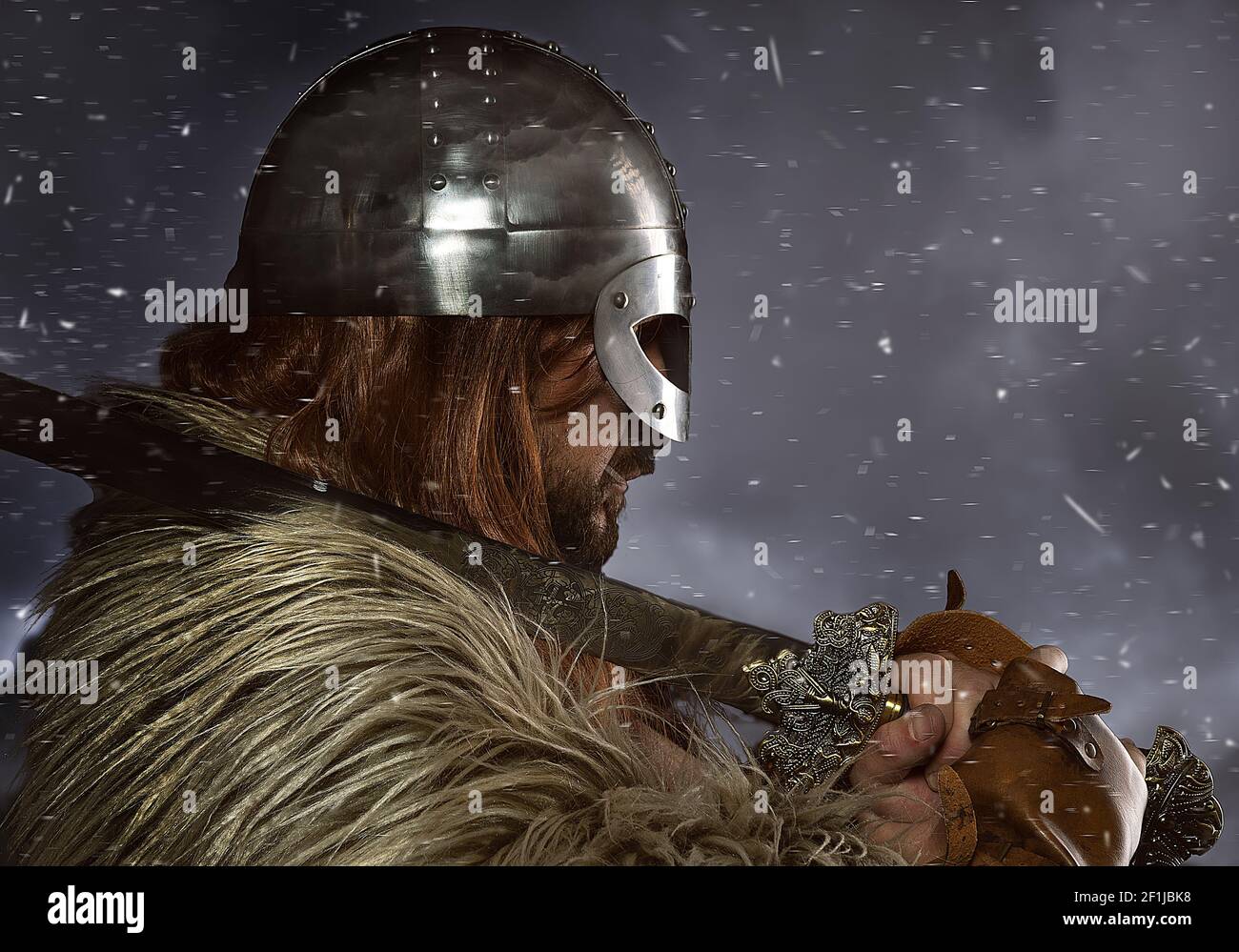 Viking skandinavischen Krieger mit Schwert und wilde Skins. Leder und bib Overalls, Metall Helm Stockfoto
