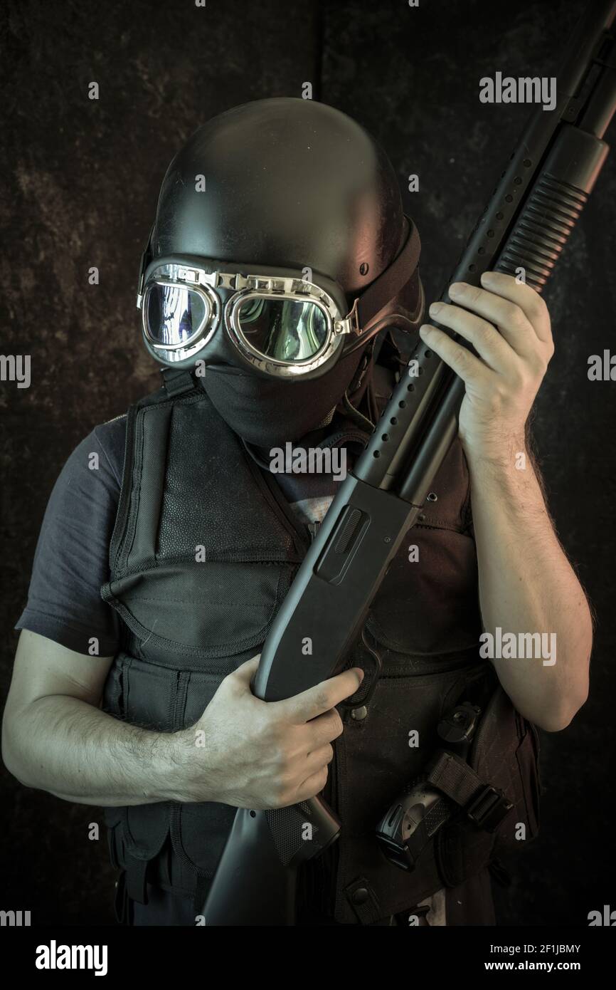 Guard, bewaffneter Mann mit Schrotflinte und kugelsicheren Weste Stockfoto