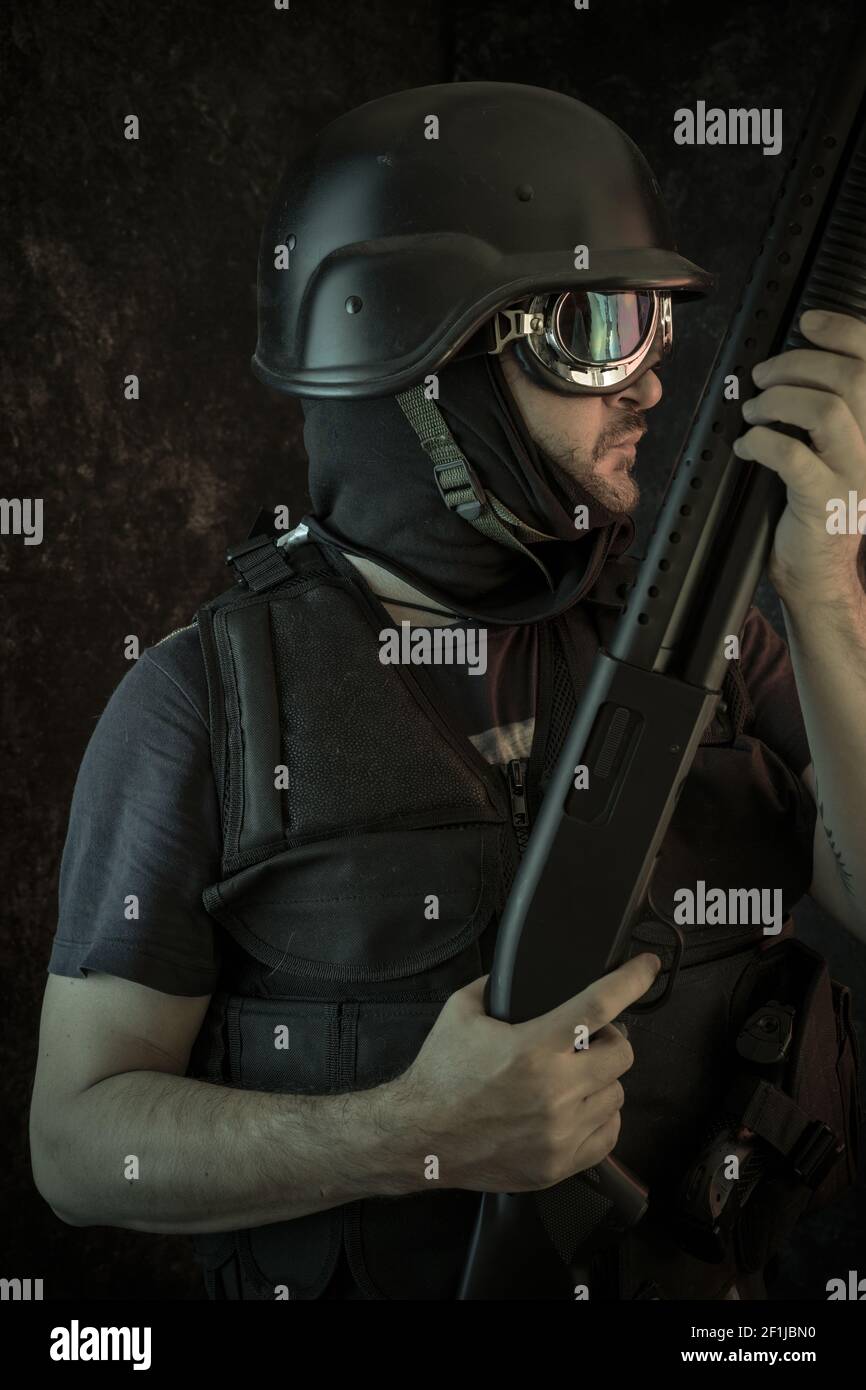 Dieb, bewaffneter Mann mit Schrotflinte und kugelsicheren Weste Stockfoto