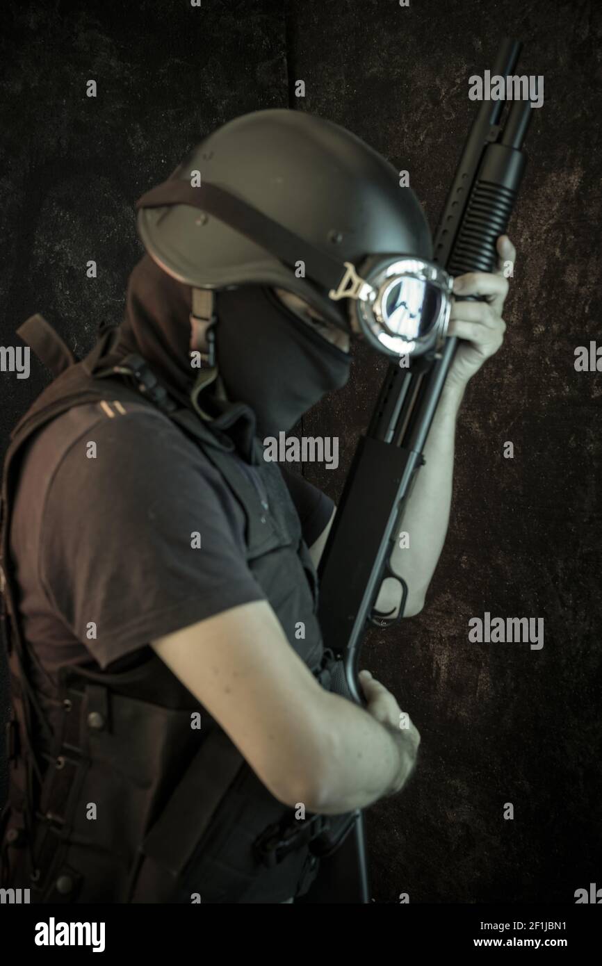 Guard, bewaffneter Mann mit Schrotflinte und kugelsicheren Weste Stockfoto