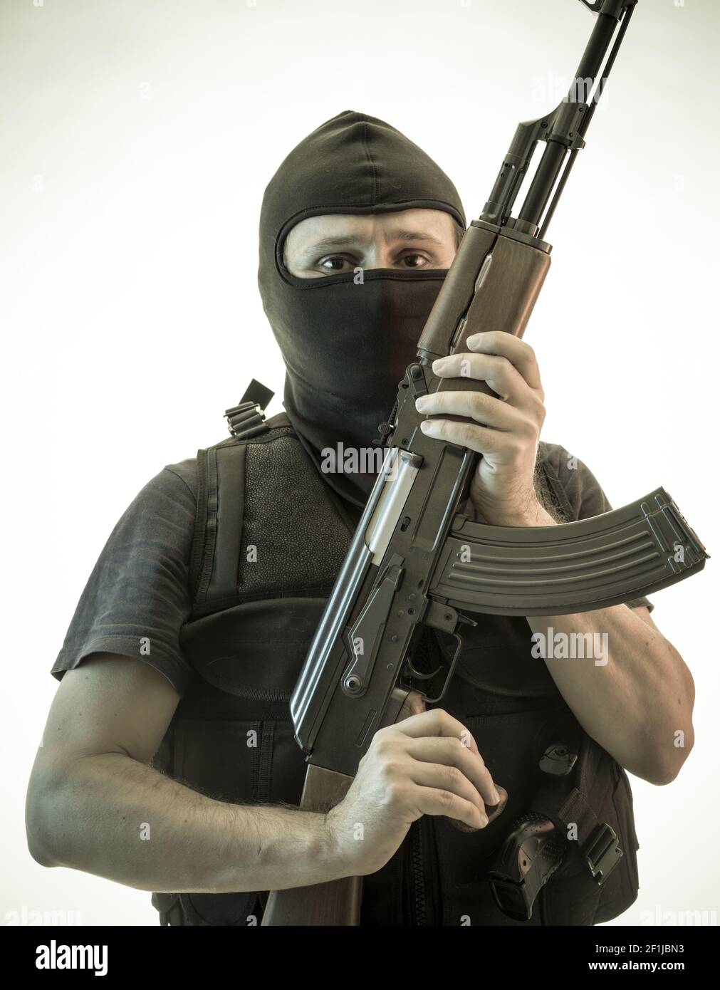 Dieb, bewaffneter Mann mit Schrotflinte und kugelsicheren Weste Stockfoto