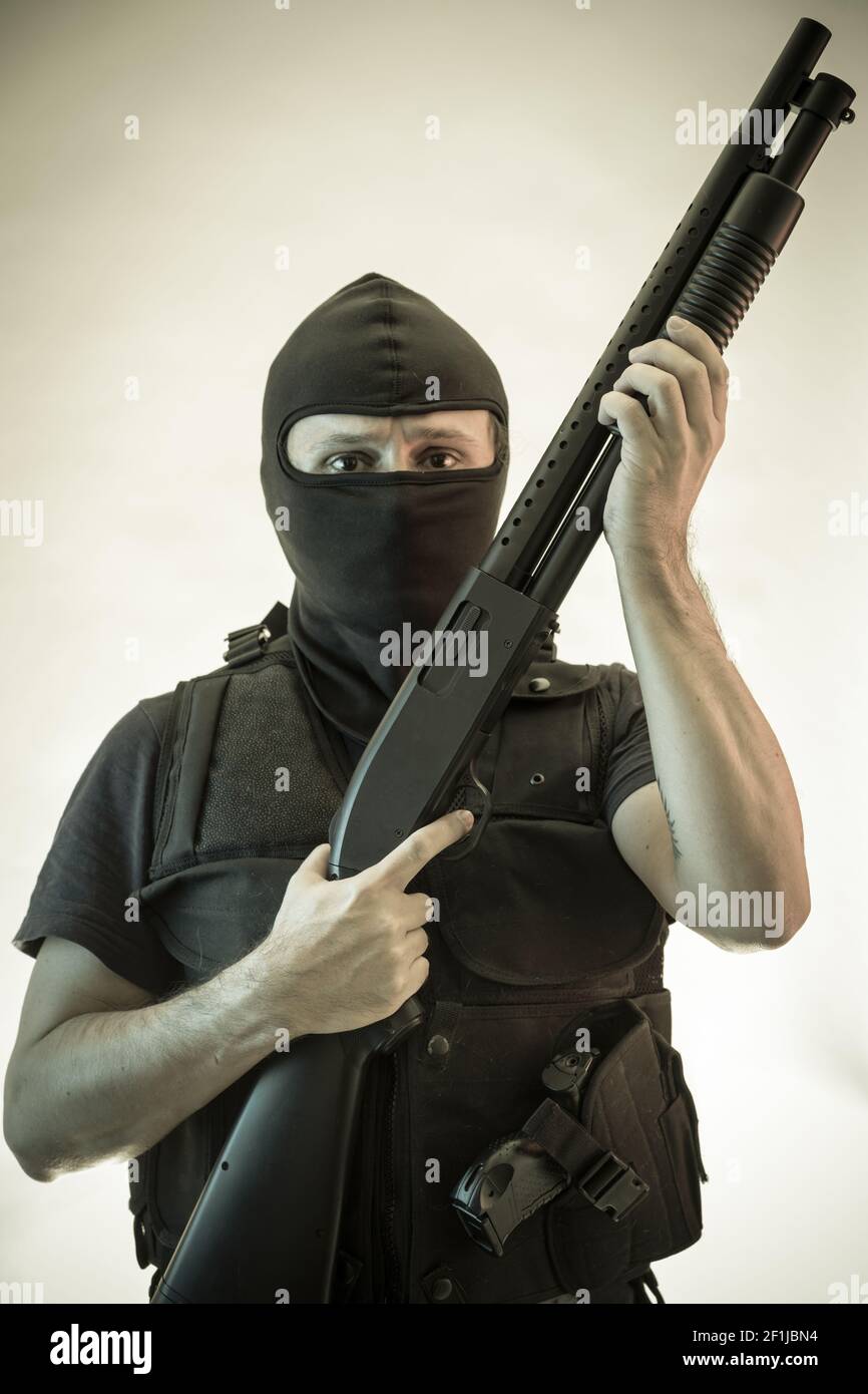 Sicherheit, Mann mit Schrotflinte und kugelsichere Weste bewaffnet Stockfoto