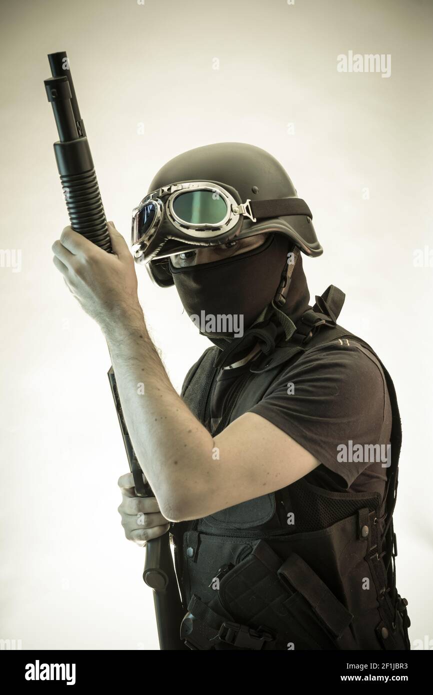 Dieb, bewaffneter Mann mit Schrotflinte und kugelsicheren Weste Stockfoto