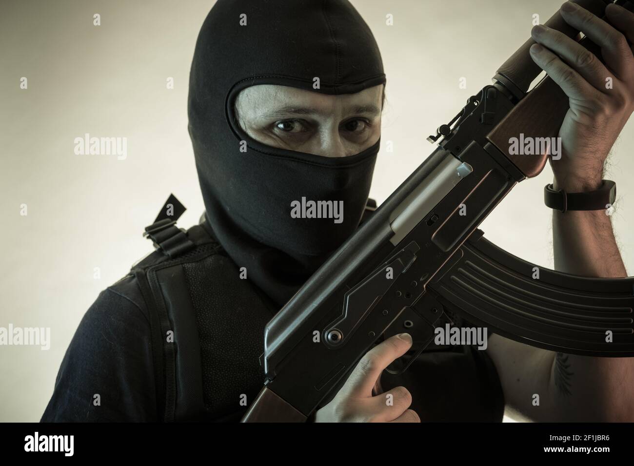 Dieb, bewaffneter Mann mit Schrotflinte und kugelsicheren Weste Stockfoto