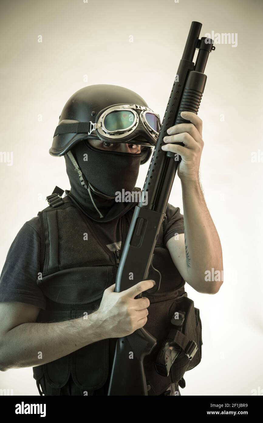 Dieb, bewaffneter Mann mit Schrotflinte und kugelsicheren Weste Stockfoto