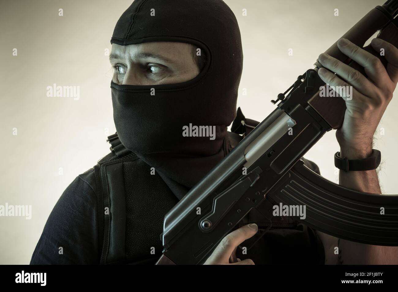 Dieb, bewaffneter Mann mit Schrotflinte und kugelsicheren Weste Stockfoto