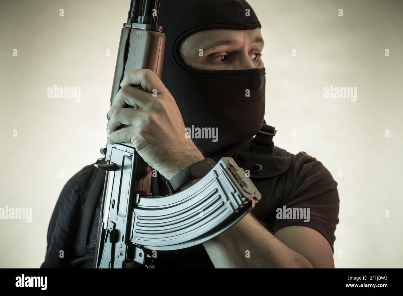Dieb, bewaffneter Mann mit Schrotflinte und kugelsicheren Weste Stockfoto