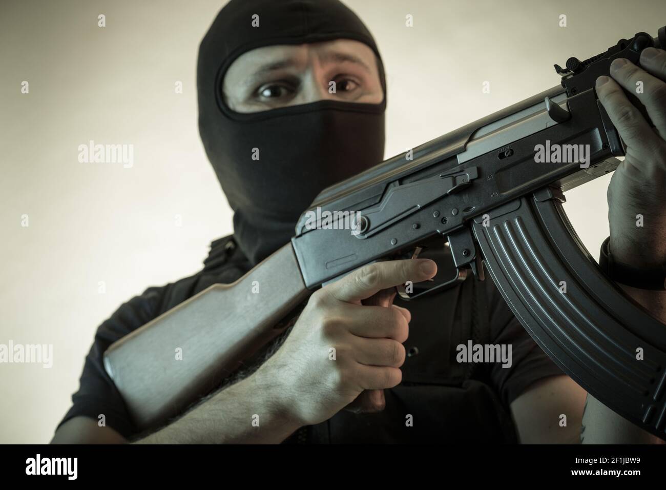 Dieb, bewaffneter Mann mit Schrotflinte und kugelsicheren Weste Stockfoto