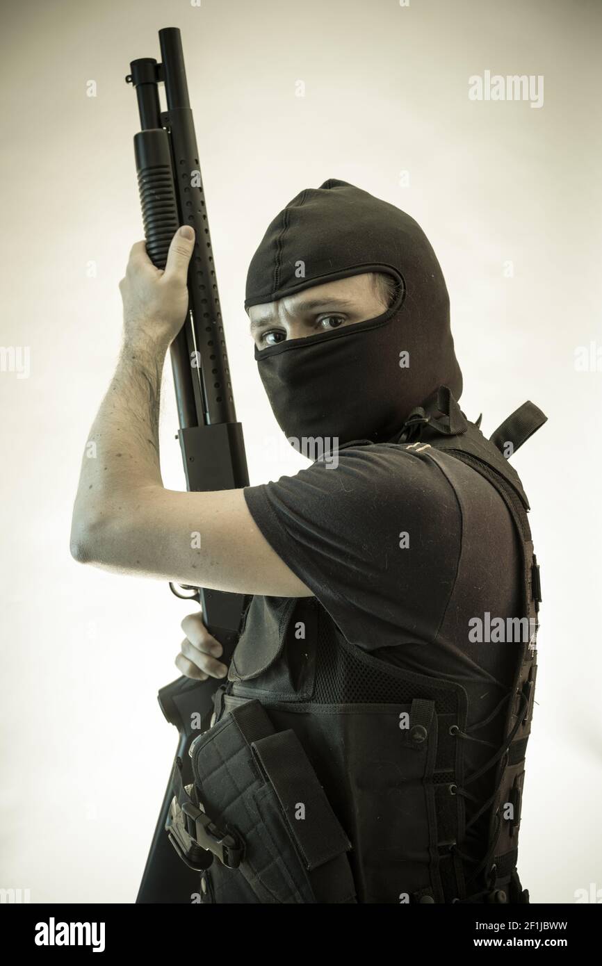 Dieb, bewaffneter Mann mit Schrotflinte und kugelsicheren Weste Stockfoto