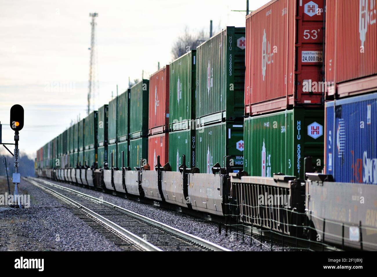 Genf, Illinois, USA. Ein intermodaler Güterzug der Union Pacific Railroad nach Chicago. Stockfoto