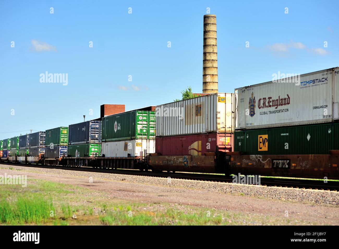 Auf dem Weg nach Chicago brüllt ein intermodaler Güterzug der Union Pacific nach Osten durch DeKalb, Illinois. Stockfoto