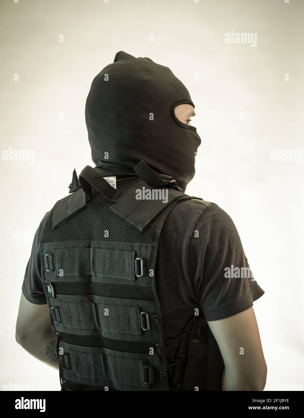 Killer, bewaffneter Mann mit Schrotflinte und kugelsicheren Weste Stockfoto