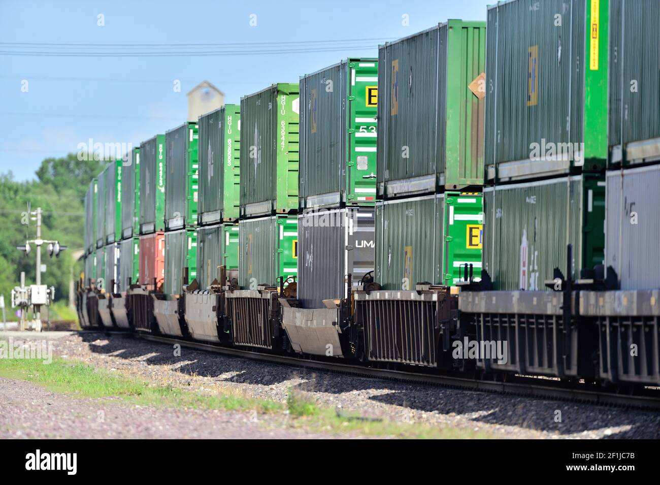 DeKalb, Illinois, USA. Ein ostbound Union Pacific containerized Güterzug mit einem langen bestehen auf seinem Weg nach Chicago. Stockfoto