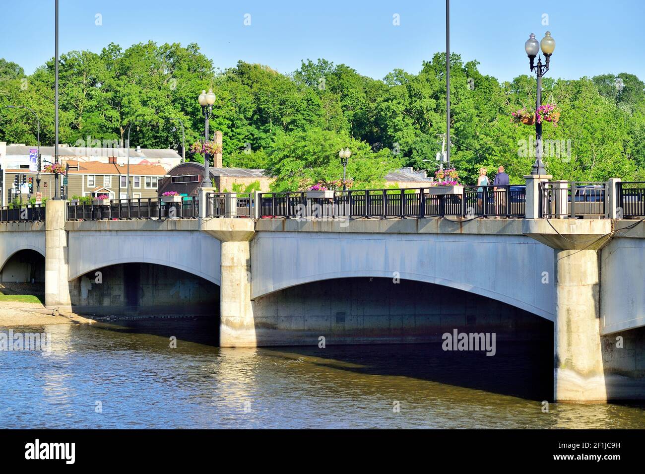 Genf, Illinois, USA. Eine Hauptstraße Brücke über den Fox River in einer kleinen Illinois Gemeinde. Stockfoto