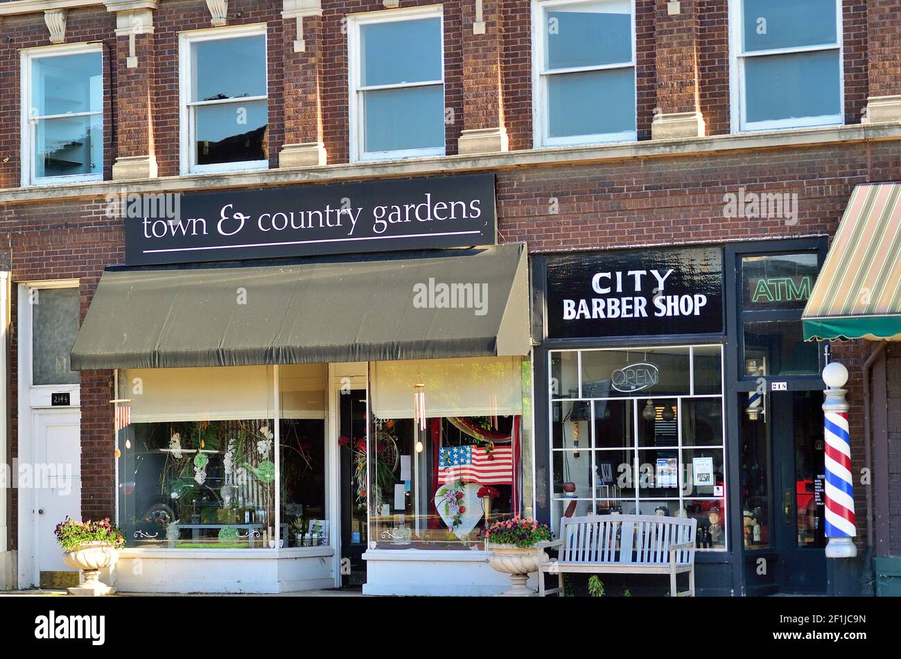 Genf, Illinois, USA. Eine ehrwürdige Reihe von Ladenfronten, darunter ein altmodisch erscheinender Friseurladen. Stockfoto