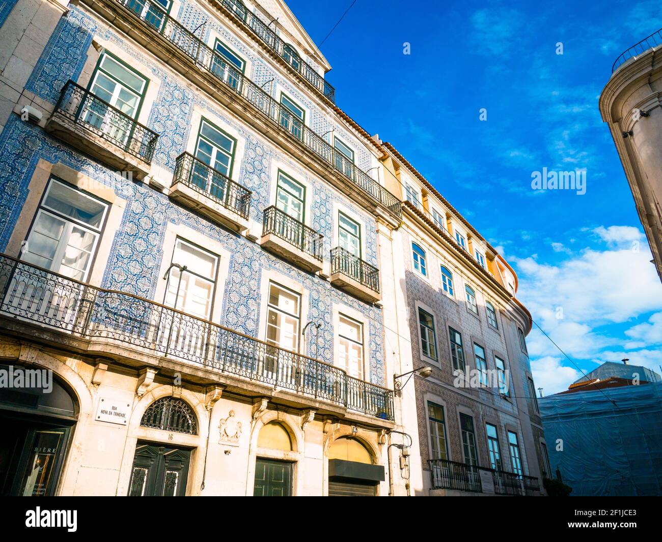 Wand eines alten Palastes mit Azulejo bedeckt, ein typisches Ornament der portugiesischen Architektur Stockfoto