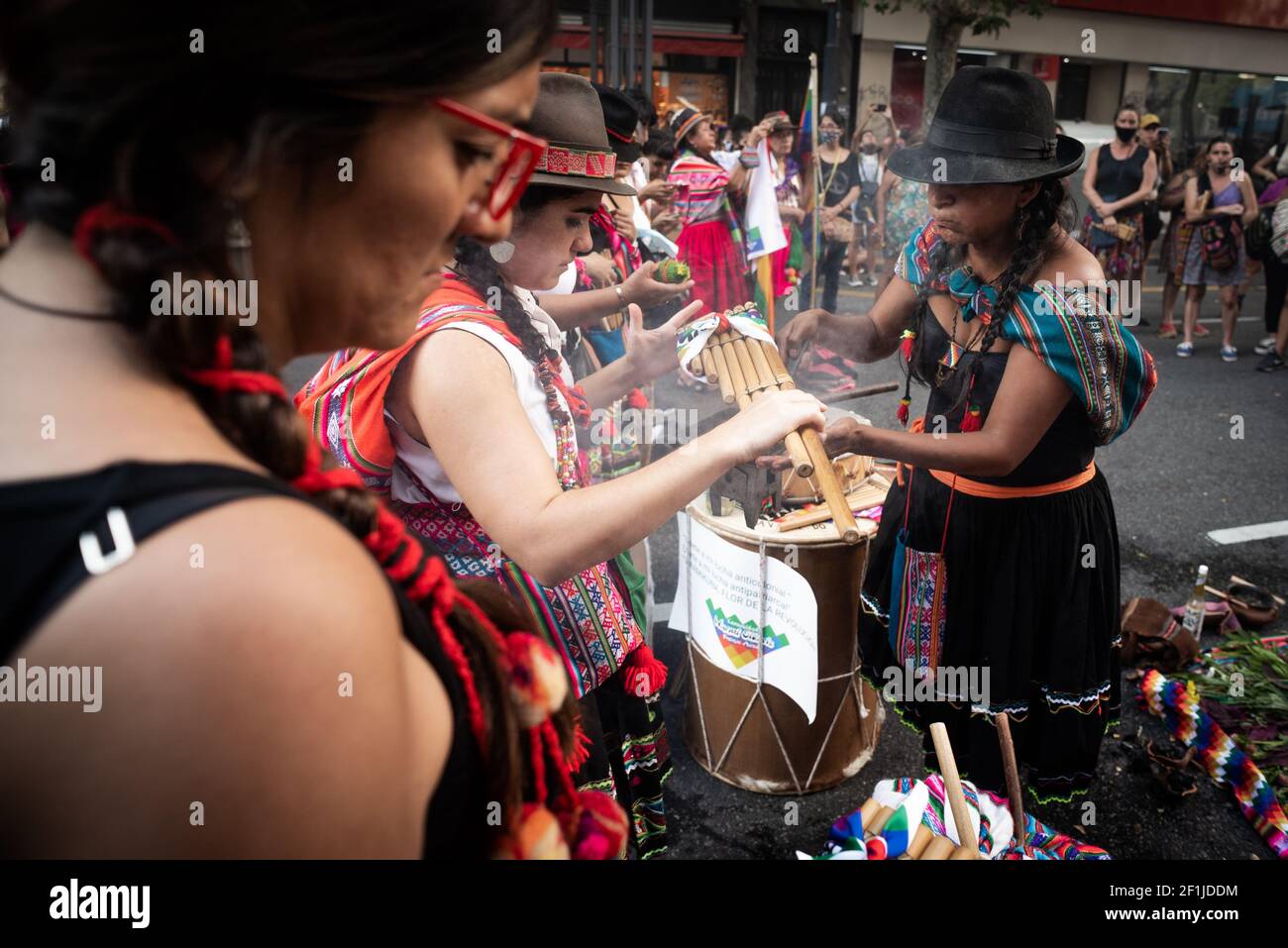 Buenos Aires, Argentinien. März 2021, 08th. Die Gemeinschaft der indigenen Frauen zollt den Pachamama während des marsches Tribut.Tausende Frauen versammelten sich auf dem Kongress der Nation zum Gedenken an den internationalen Frauentag. Kredit: SOPA Images Limited/Alamy Live Nachrichten Stockfoto