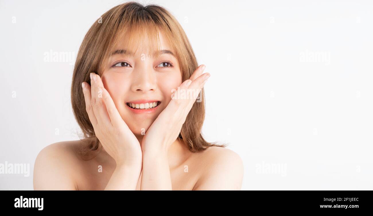 Schöne Xing Frau mit frischer Haut lächelt auf dem Hintergrund Stockfoto