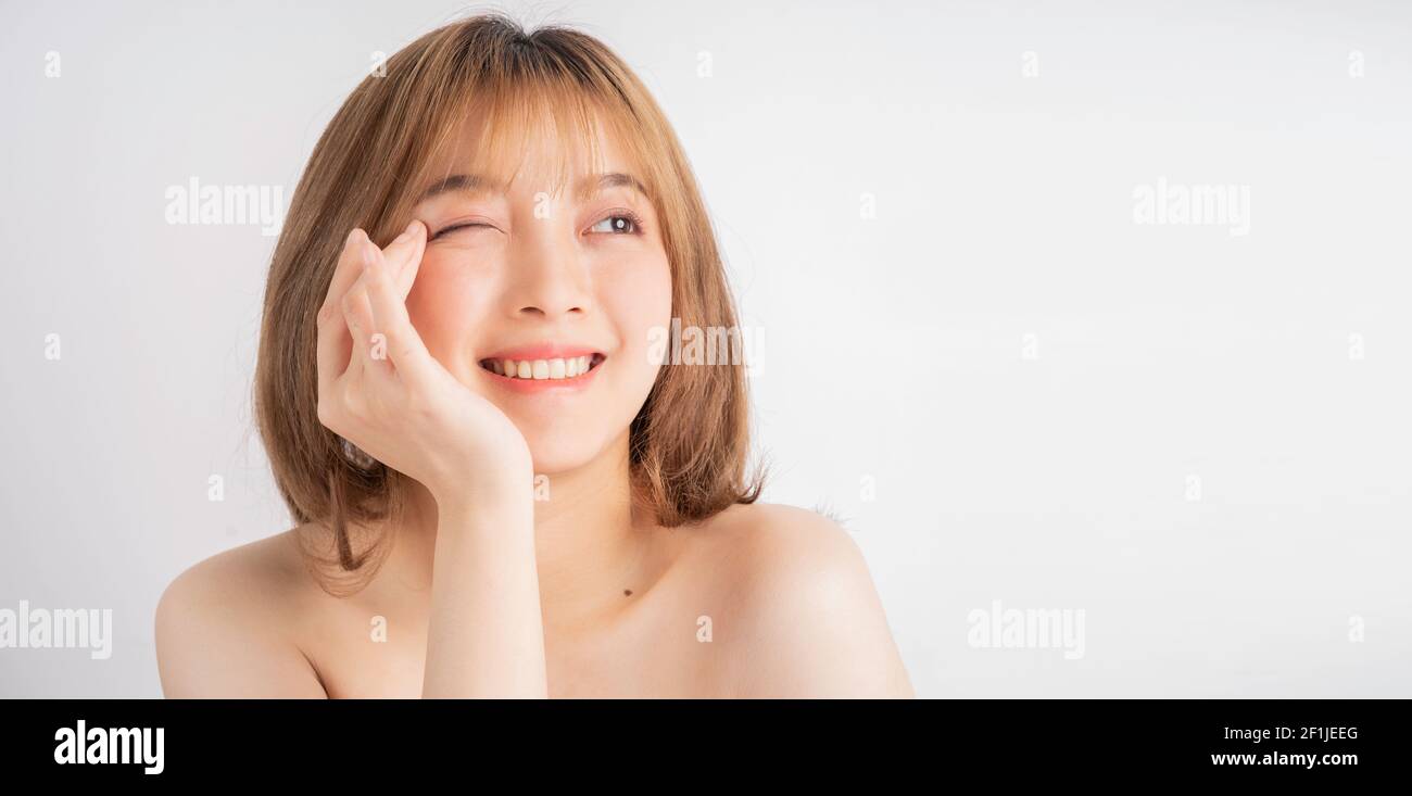 Schöne Xing Frau mit frischer Haut lächelt auf dem Hintergrund Stockfoto