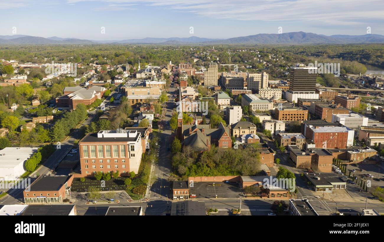 Luftperspektive über Downtown Lynchburg Virginia am Days End Stockfoto