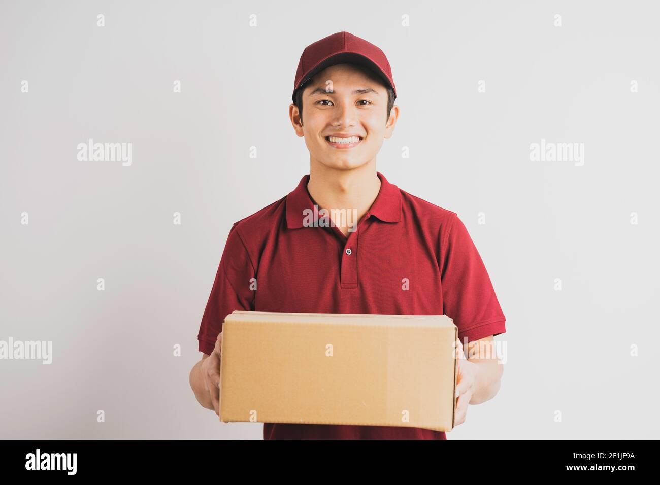Porträt eines männlichen Lieferers mit einem Frachtschachtel, Hintergrund Stockfoto