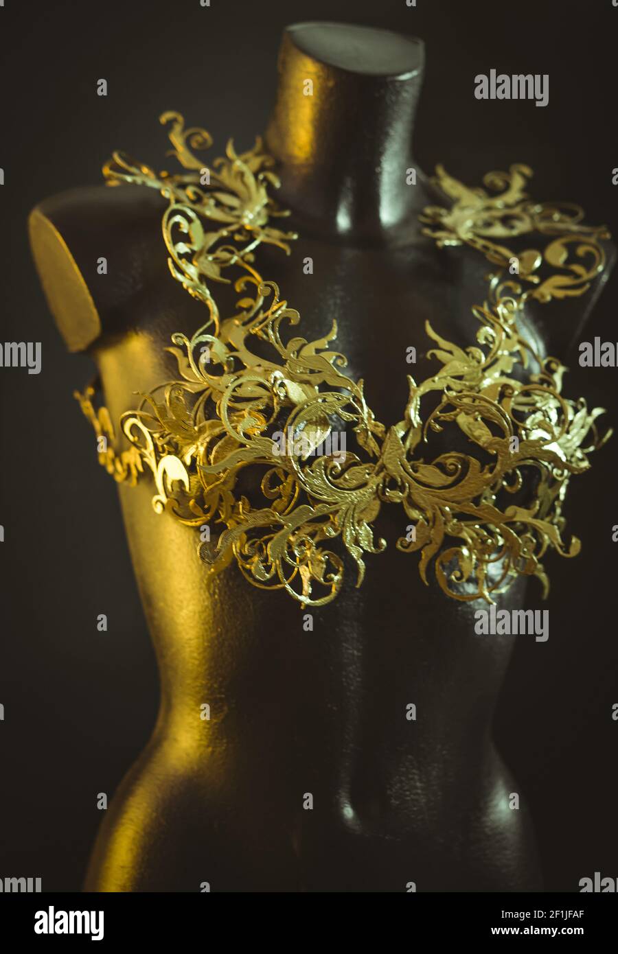 Haute Couture, Schaufensterpuppe mit Stück Korsett mit Details aus Gold blüht im Barock oder Renaissance-Stil. Gedrucktes Stück Stockfoto