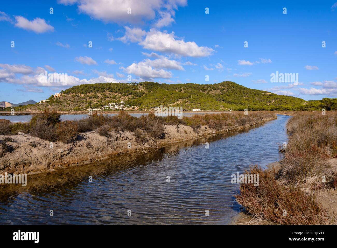 Seewasserleitung zu den Teichen der Salinas von Ibiza. Stockfoto