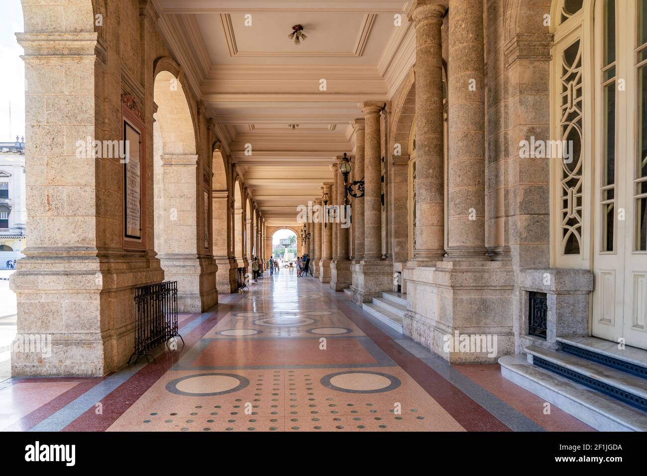 Havanna Kuba. 25. November 2020: Außenkorridor des Gran Teatro de la Habana Alicia Alonso. Berühmter Ort sehr von Touristen besucht Stockfoto