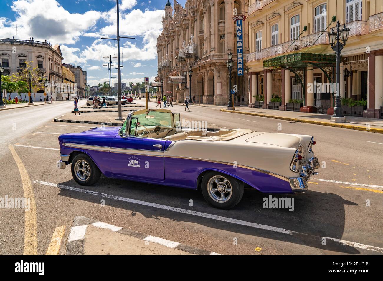 Havanna Kuba. 25. November 2020: Oldcar der Agentur Gran Car parkte auf einer Allee in Havanna mit dem Hotel Inglaterra und dem Gran Teatro de la Hab Stockfoto