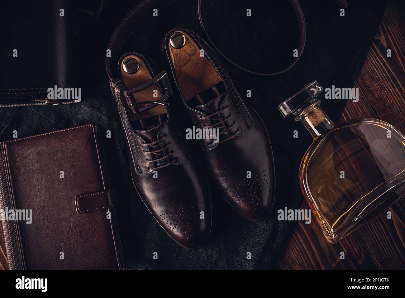 Modische klassische braune Lederschuhe für Herren auf Holzhintergrund Stockfoto