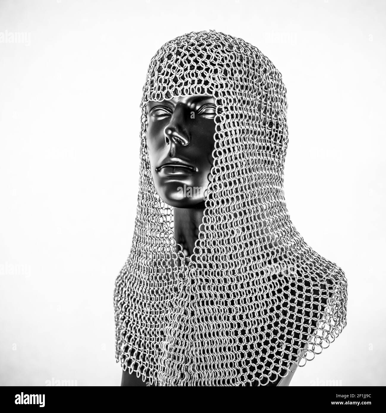 Metall, Wikinger Helm mit Chain Mail in einem schwarzen Mannequin auf weißem Hintergrund. Kleidung für die Viking Krieg Stockfoto