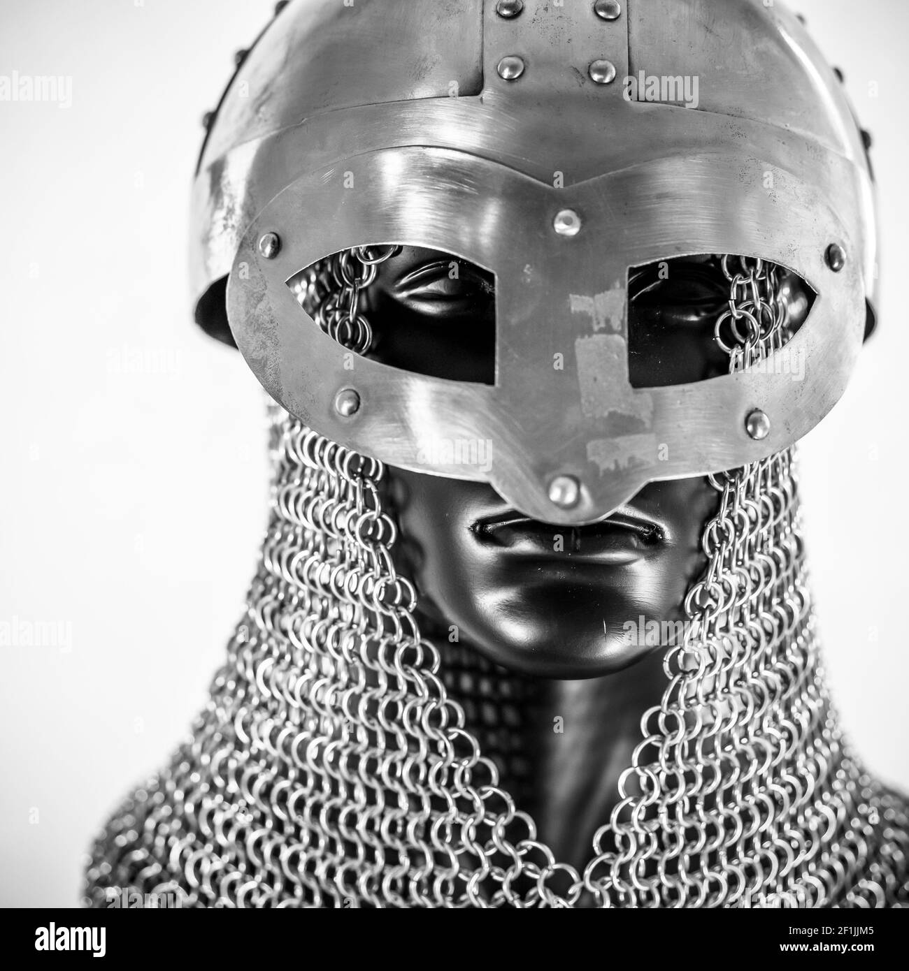 Metall, Wikinger Helm mit Chain Mail in einem schwarzen Mannequin auf weißem Hintergrund. Kleidung für die Viking Krieg Stockfoto