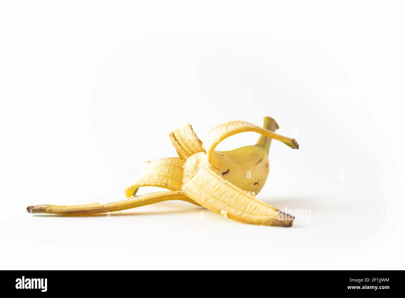 Geschälte Banane isoliert auf weißem Hintergrund, Gelbe frische Bananenfrucht auf weißem Hintergrund Stockfoto