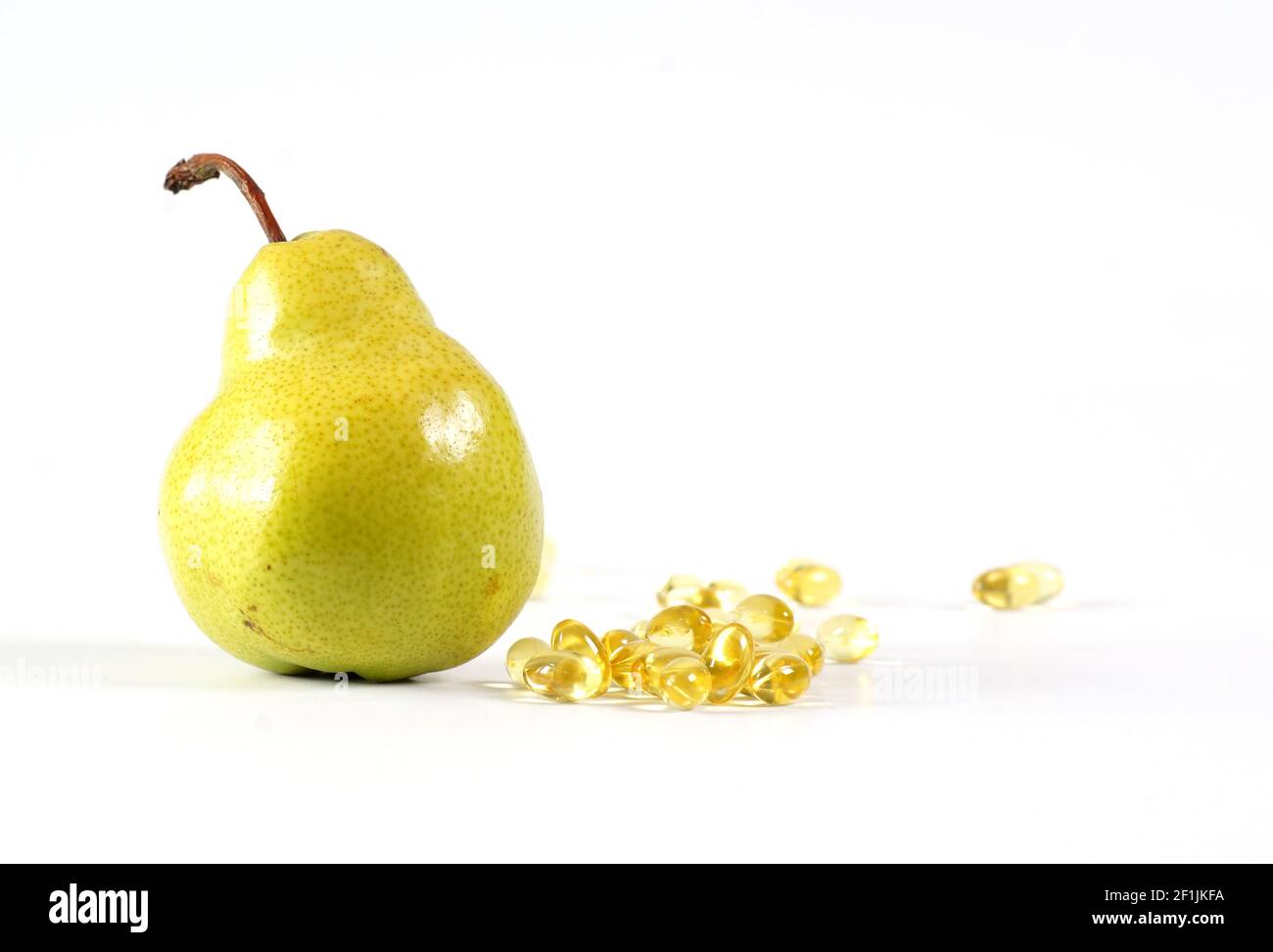 Vitamin-Pillen Kapseln und Birnen Obst gesunde Lebensmittel gut für Immunsystem Stockfoto