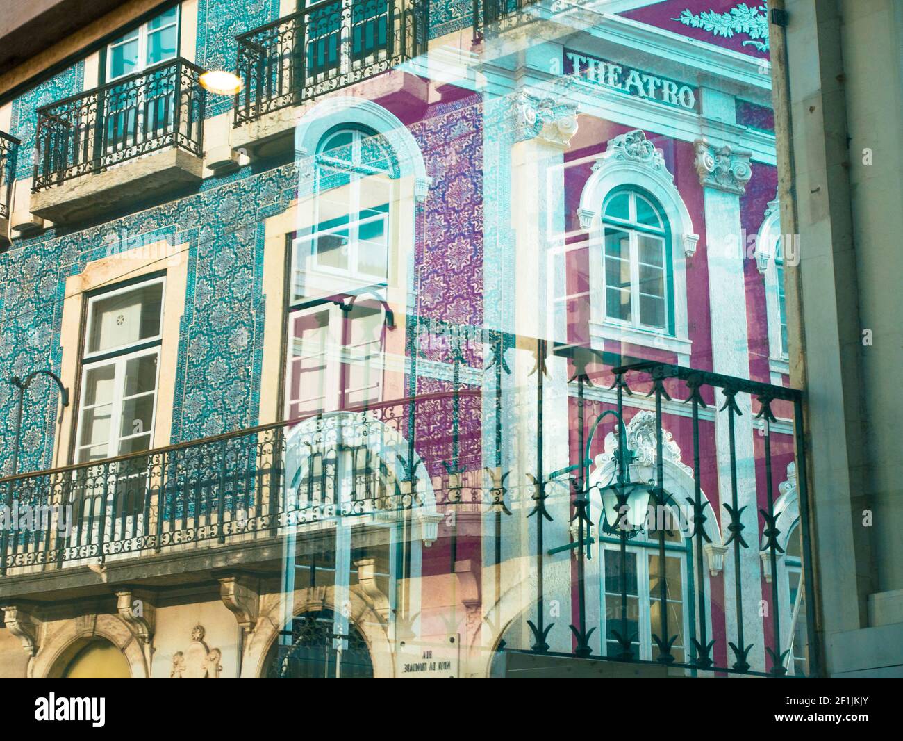 Wand eines alten Palastes mit Azulejo bedeckt, ein typisches Ornament der portugiesischen Architektur Stockfoto