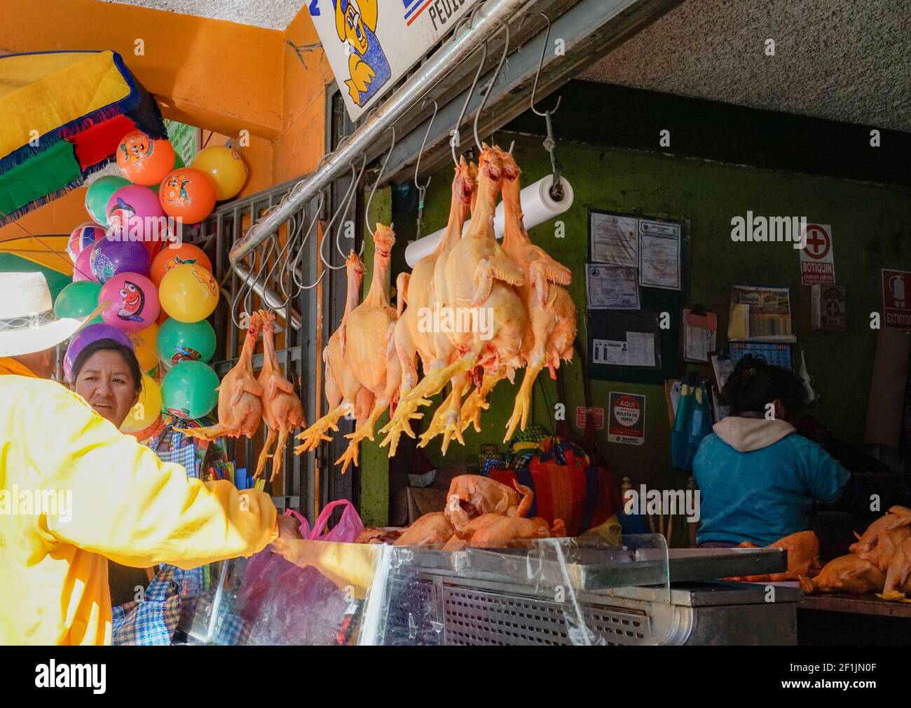 Huaraz, Ancash/Peru: 4. Juni, 2016: Markt stehen einer Geflügel Metzgerei verkaufen Hühner und Mehr i Stockfoto