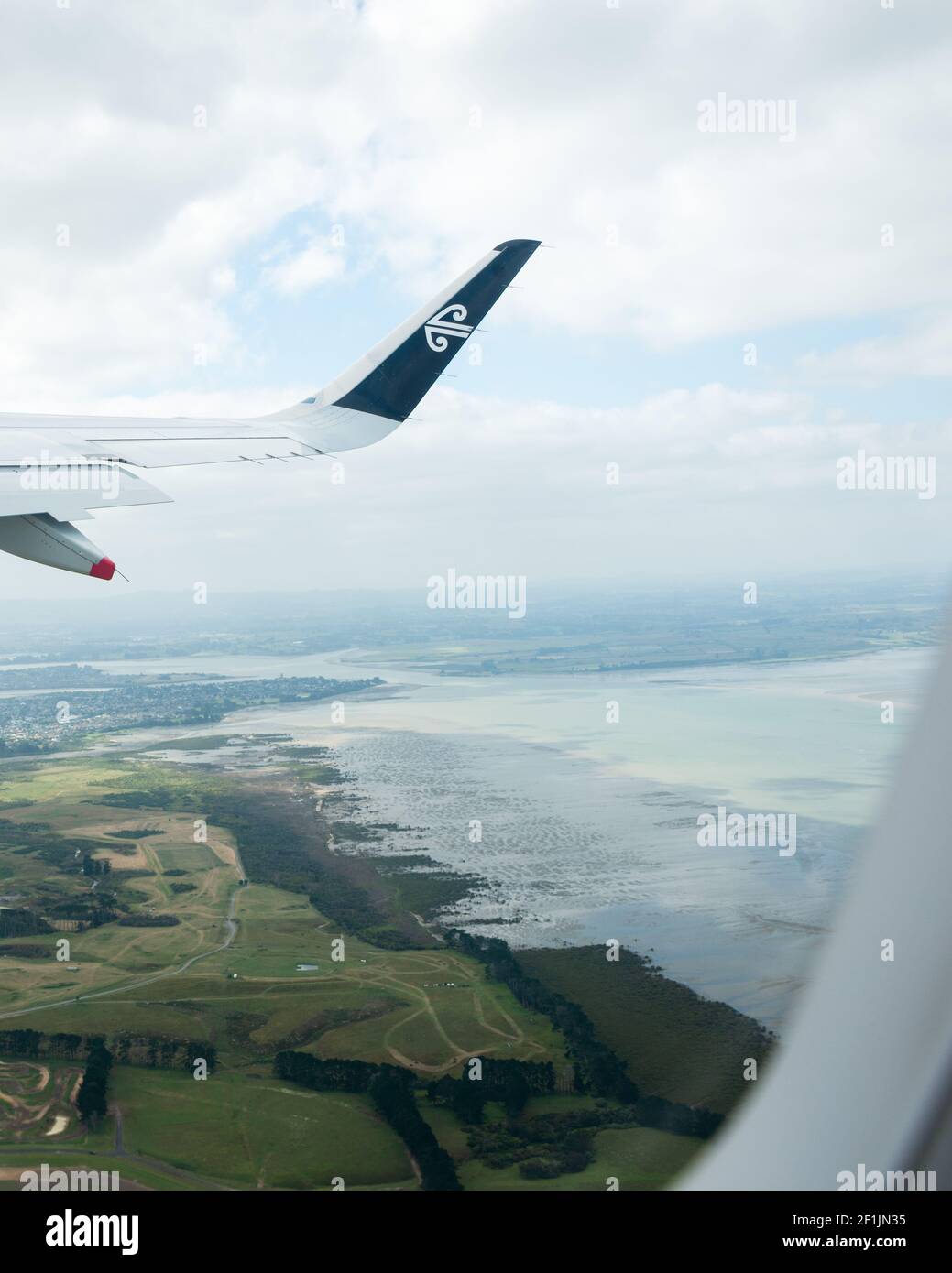 Ein Flugzeug der Air New Zealand, das über Auckland abfliegt und abfliegt. Vertikales Format. Stockfoto