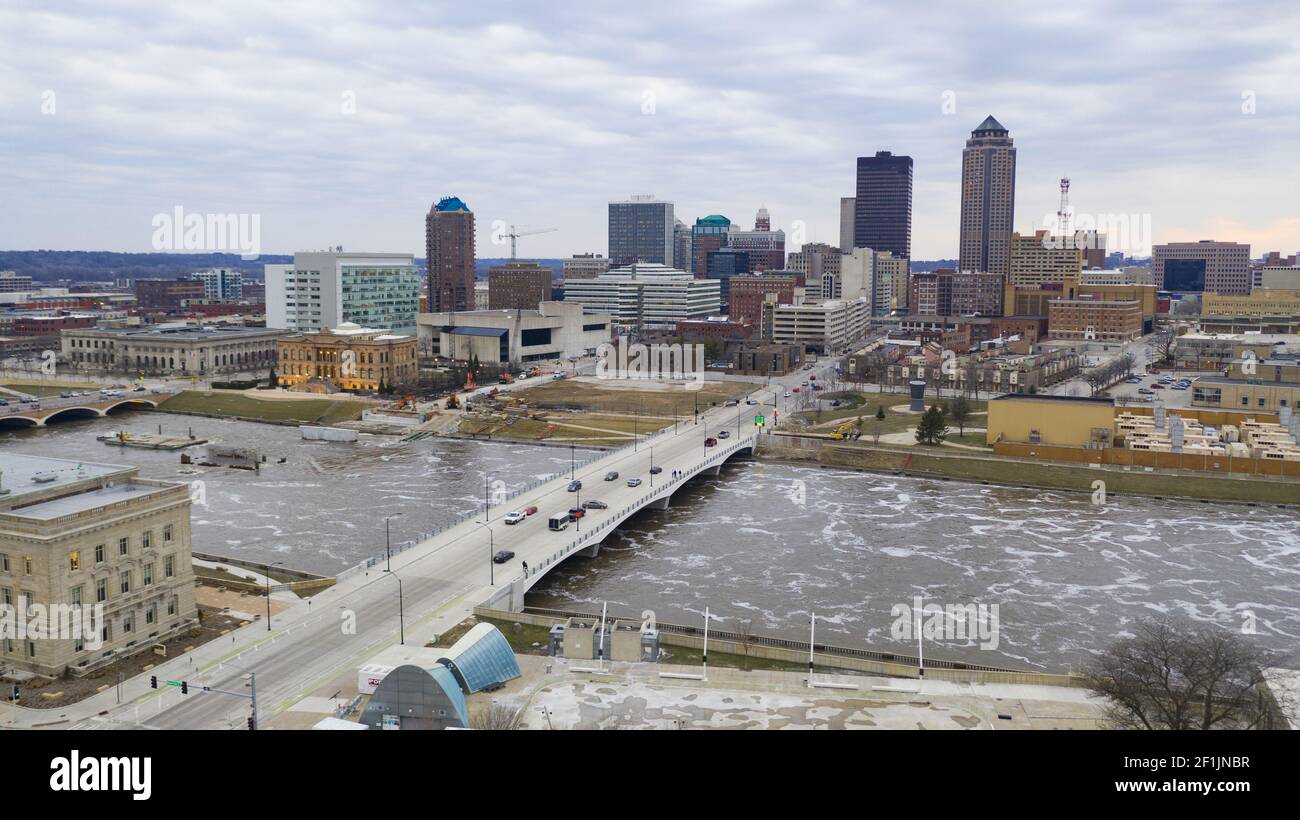 Luftaufnahme des Cedar River, der durch eine Stadt fließt In Iowa Stockfoto