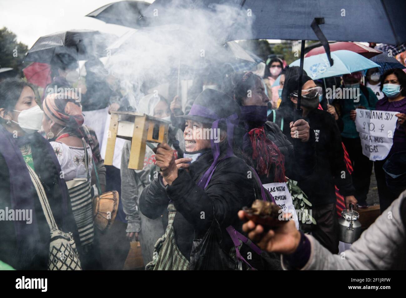 Quito, Ecuador. März 2021, 08th. Frauen aus der indigenen Gemeinschaft treten während des marsches auf. In Quito, der Hauptstadt Ecuadors, fand der 8M. märz zum Gedenken an den Internationalen Frauentag statt. Kredit: SOPA Images Limited/Alamy Live Nachrichten Stockfoto