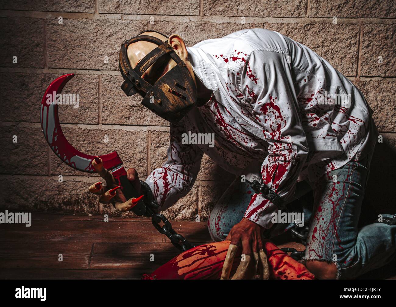 Halloween Kostüm, Mann mit Blut und Messer verkettet, Zombie Mann Tod der Geist Horror Abfluss Hand Blut Haut ist schreiend Darkne Stockfoto