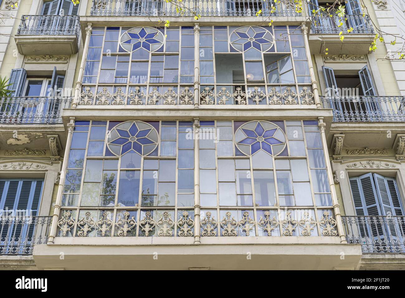 Glasbalkone mit Glasmalerei, Fassaden und traditioneller Architektur in der Altstadt von Barcelona, Spanien Stockfoto