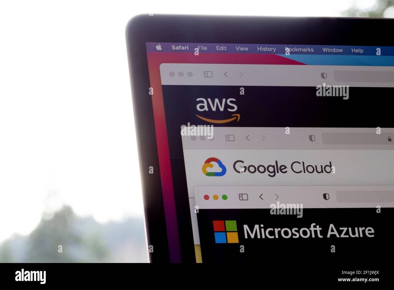 Die Logos AWS, Google Cloud und Microsoft Azure sind jeweils auf den Websites der drei großen Cloud-Anbieter auf einem Laptop zu sehen. Stockfoto