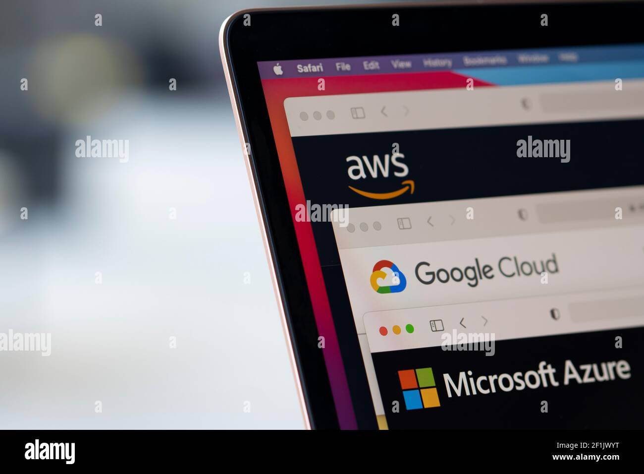 Die Logos AWS, Google Cloud und Microsoft Azure sind jeweils auf den Websites der drei großen Cloud-Anbieter auf einem Laptop zu sehen. Stockfoto