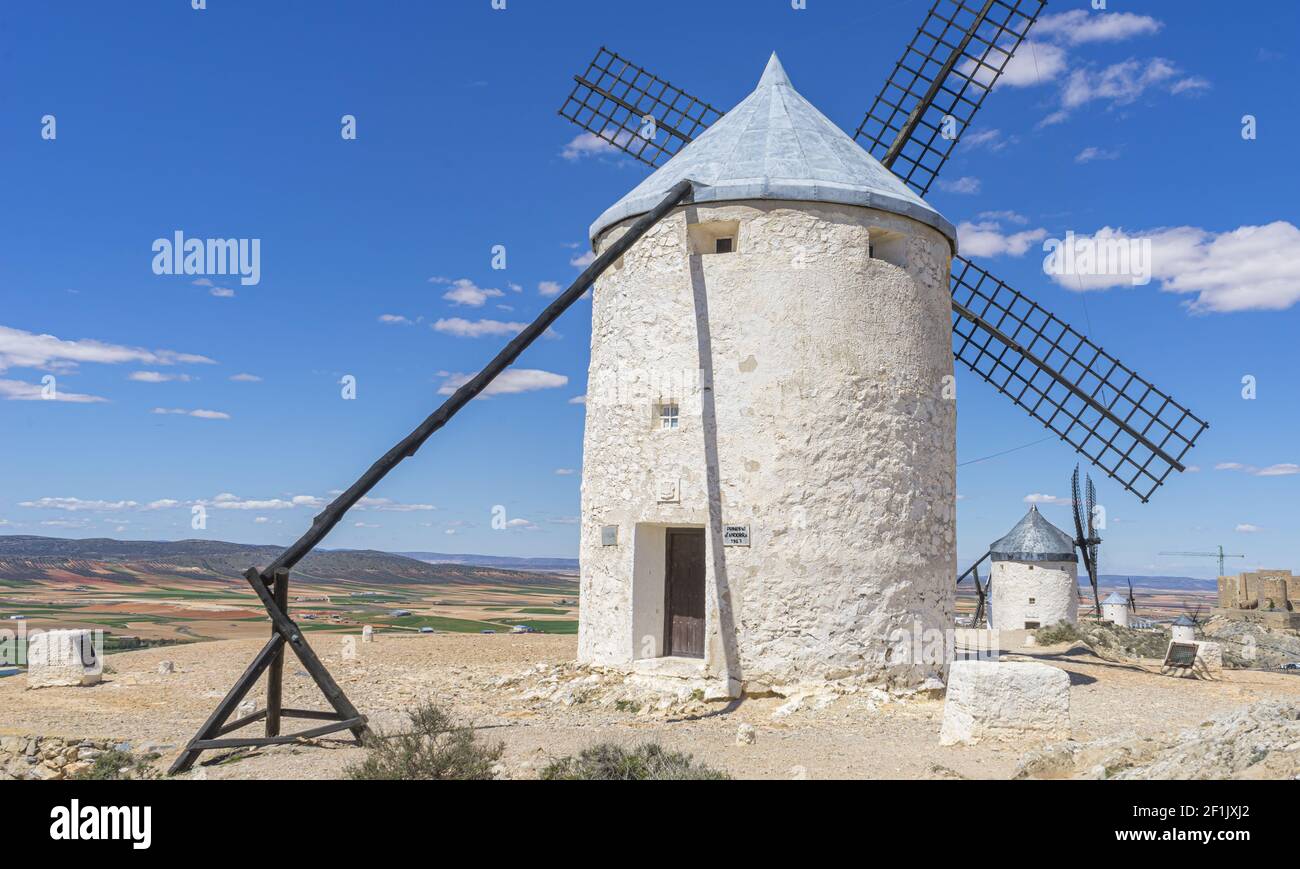 Reisen, schönen Sommer über die Windmühlen auf dem Feld in Spanien Stockfoto
