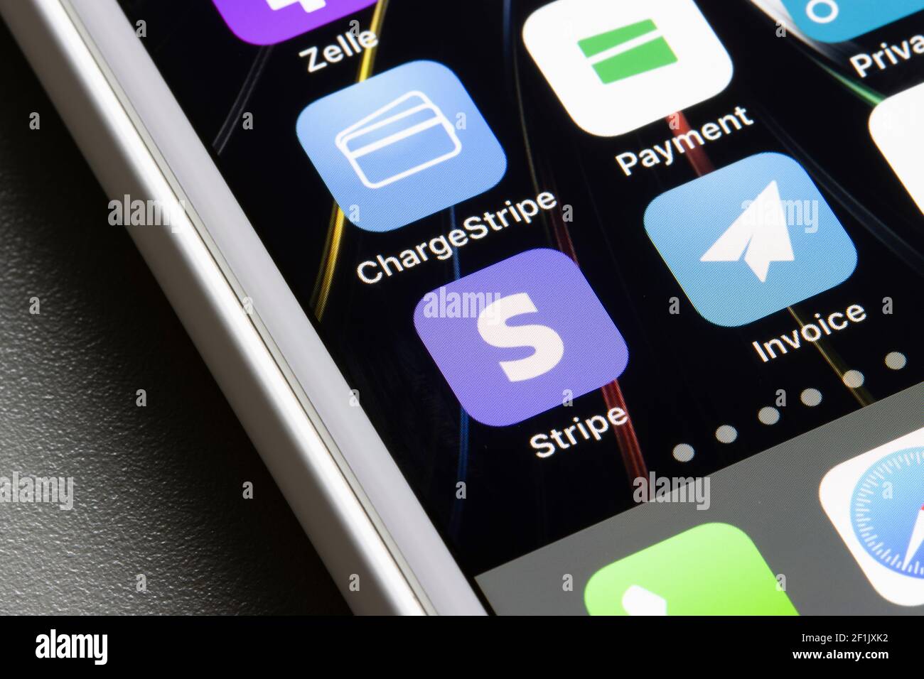 Stripe Dashboard App und drei der verschiedenen Stripe Partner Apps - ChargeStripe, Stripe for Payment, Invoice for Stripe - sind auf einem iPhone zu sehen. Stockfoto