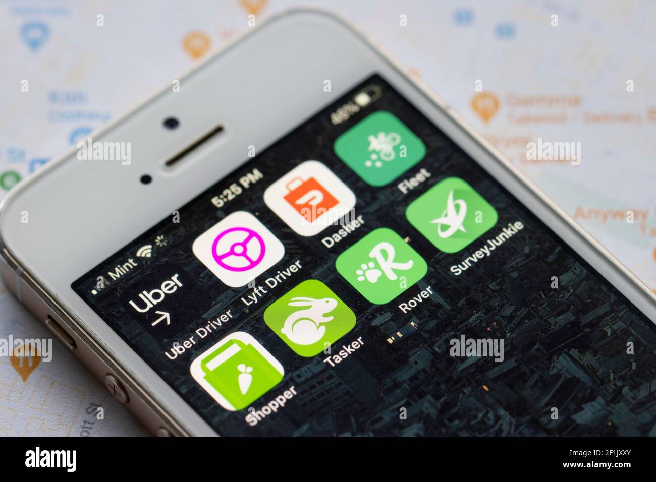 Verschiedene Gig-Apps sind auf einem iPhone zu sehen - Uber Driver, Lyft Driver, Dasher, Postmates Fleet, Instacart Shopper, TaskRabbit, Rover, Survey... Stockfoto