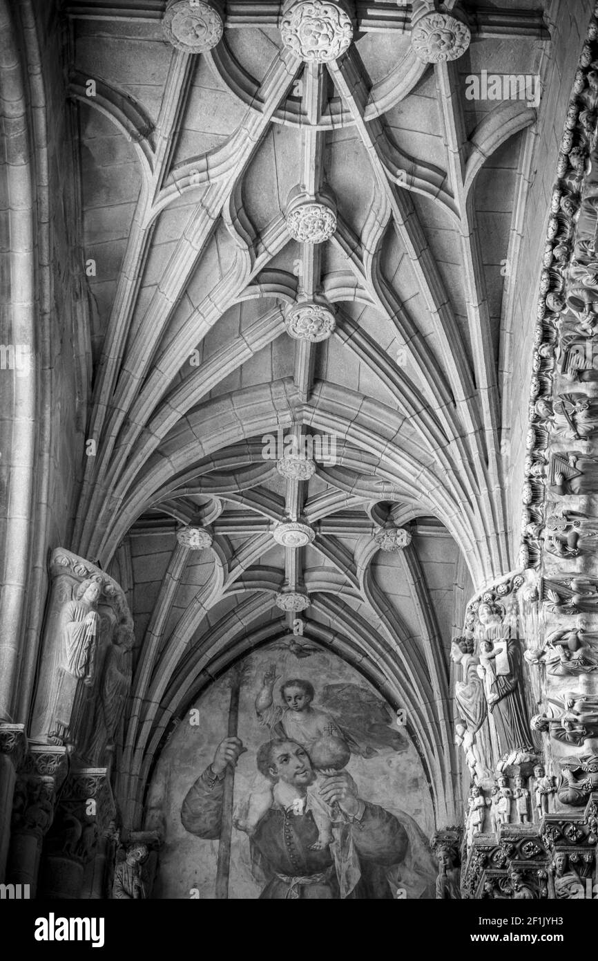 Gott, mittelalterlichen gotischen Architektur in einer Kathedrale in Spanien. Steine und schöne ashlars bilden eine Kuppel Stockfoto